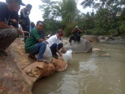 Anggota DPR Ibnu Multazam Tebar Ribuan Bibit Ikan di Sungai Kancil