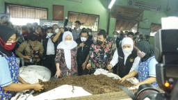 Bupati Anna Dampingi Gubernur Khofifah Hadiri HUT Ke 46 Koperasi KAREB