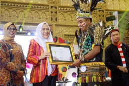 Bupati Bojonegoro Terima Penghargaan Widya Wiyata Dharma Samya