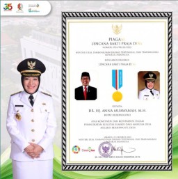 Bupati Anna Terima Piagam Lencana Bakti Praja Desa dari Mendes PDTT