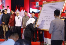 Tandatangani Deklarasi Pemilu Damai 2024 Bersama Forkopimda Jatim, Gubernur Khofifah Tegaskan Komitmen Bersama Jaga Persatuan dan Kesatuan Bangsa