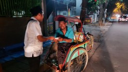 PWI Gresik Beri Santunan Yatim dan Abang Becak