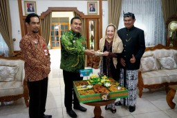 Bangun Akses Jalan Menuju Bandara Ngloram Bolra, Bupati Anna Serahkan Bantuan Rp 34 Miliar