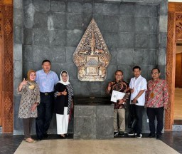 Untari Minta Pengembangan Taman Candra Wilwatikta Mampu Mempopulerkan Kebudayaan Khas Jawa Timur