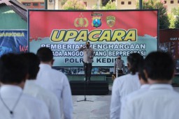 Polres Kediri Beri Penghargaan Anggota Berprestasi