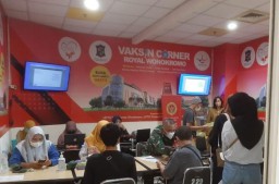 Warga Surabaya Selatan Masih Antusias Vaksin di Royal Plaza