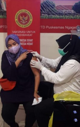 Dinkes dan BIN Gelar Vaksin di Royal Plasa