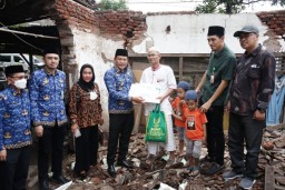 Wabup Subandi Bantu Warga yang Rumahnya Ambruk