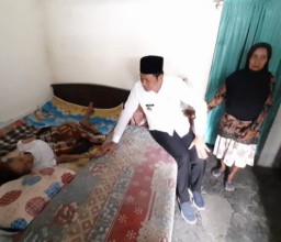 Wabup Subandi Beri Bantuan Kursi Roda kepada Kakek Lumpuh