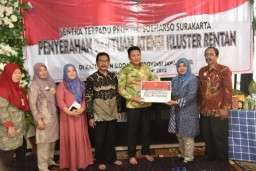 Wabup Sidoarjo Serahkan Bantuan ATENSI Kepada Ratusan Penderita HIV/Aids di Sidoarjo