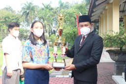 Wabup Subandi Pimpin Upacara Hardiknas di Alun- alun