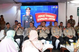 Wakapolda Jatim Hadiri Jumat Curhat di Pasar Sepanjang Taman