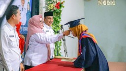 473 Orang Tua Hebat Di Wisuda dari SOTH Kecamatan Bungah