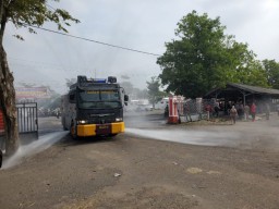 Pakai Watercanon, Polres Kota Blitar Semprotkan Disenfektan di Pasar Dimoro