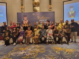 Gelar Pakaian Adat Semarakkan Acara Yudisium Fikom Unitomo