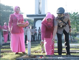 Jelang Hari Bhayangkara 1 Juli, Kapolres Kediri Ziarah ke TMP Pare