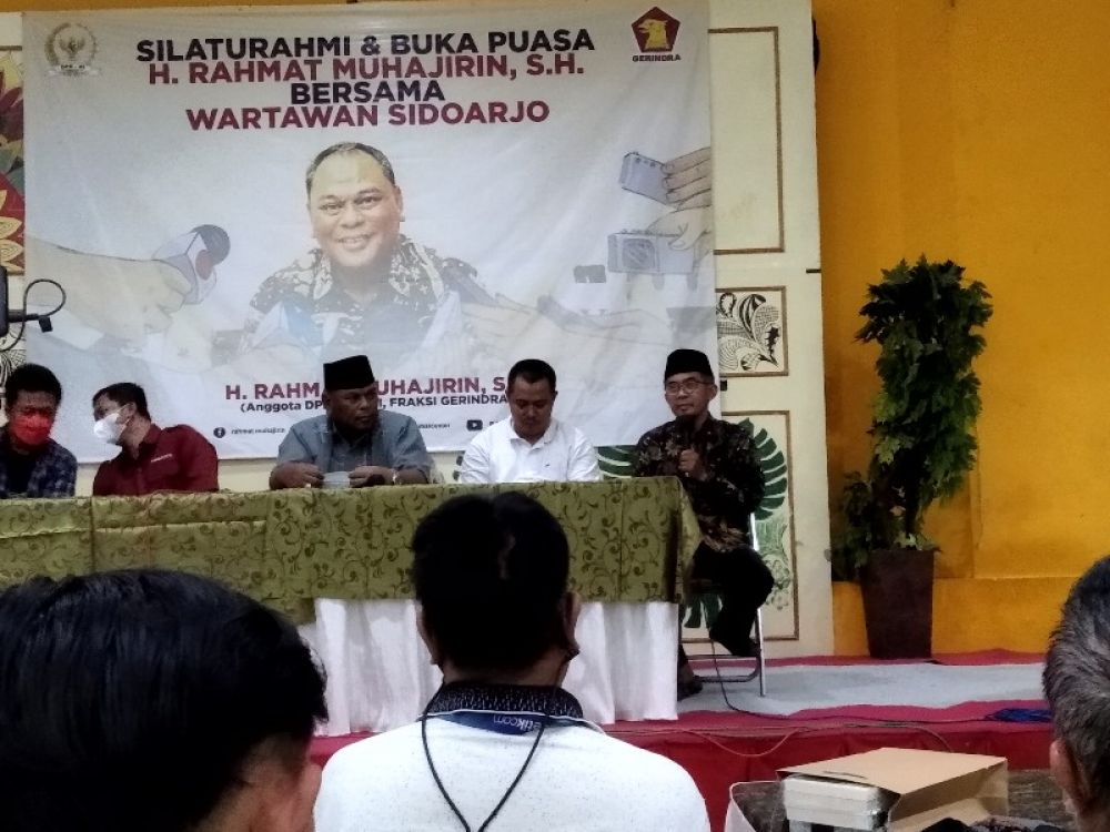 H Rahmat Muhajirin (tengah) saat silaturrahim dan buka puasa bersama insan media di RM Ganjaran Hidayah, Sidoarjo. (foto: zainul) 