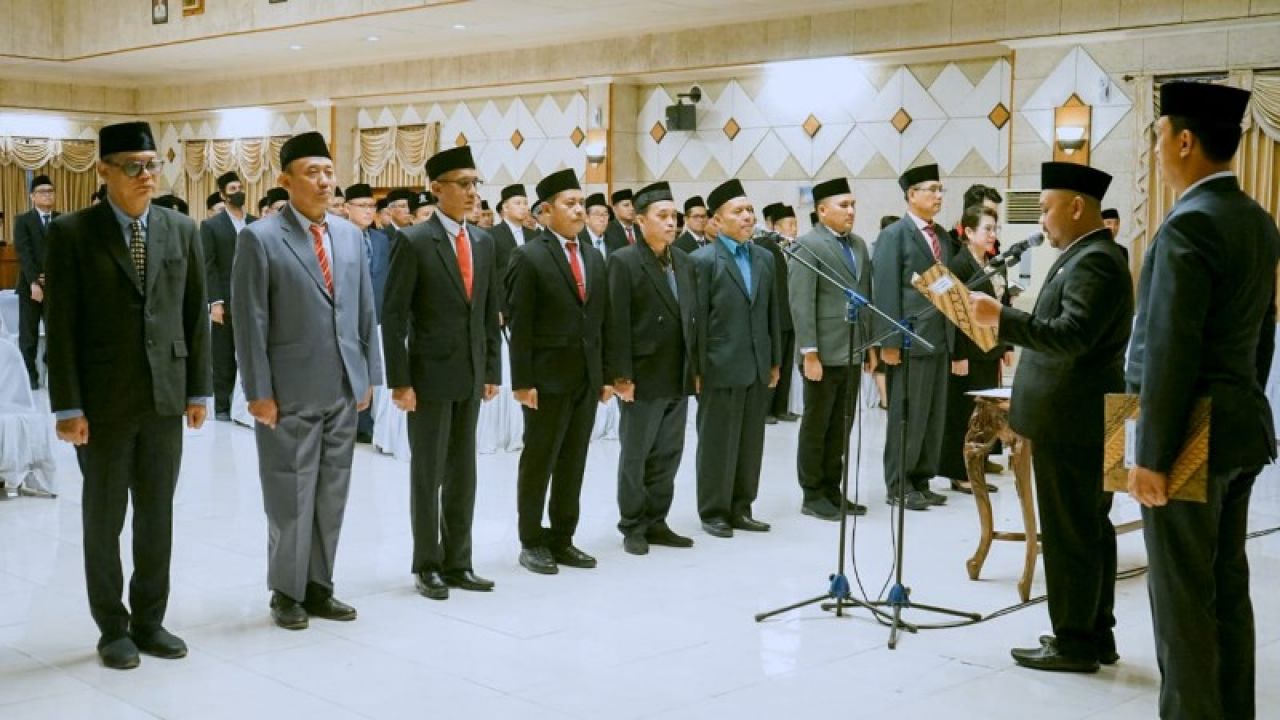 Bupati Gresik melantik dan mengambil sumpah empat pejabat eselon II hasil selter JPTP. (ist)