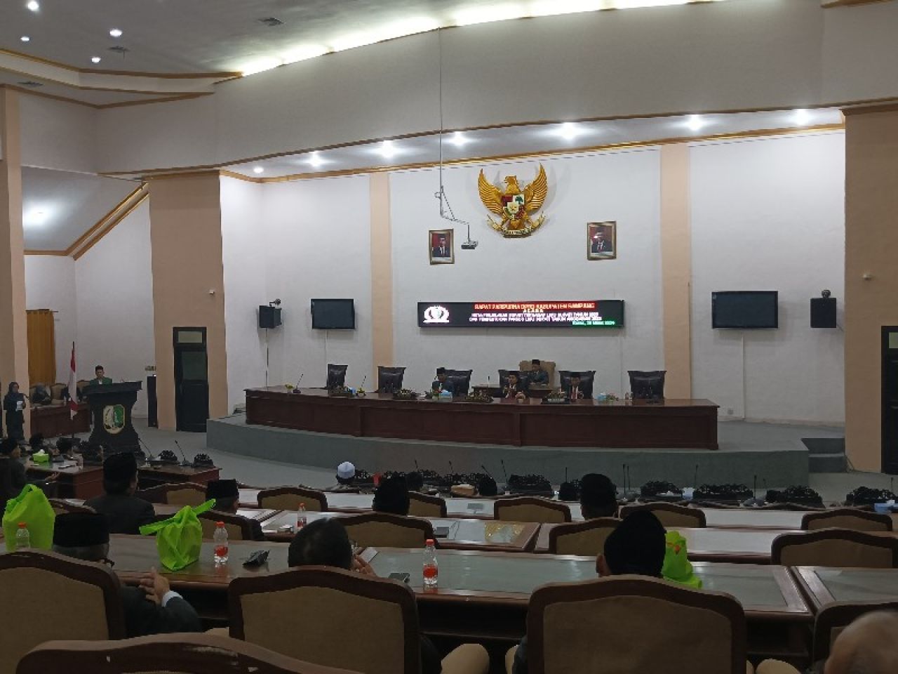 Suasana rapat paripurna DPRD Sampang dan pembentukan pansus. (Ist)