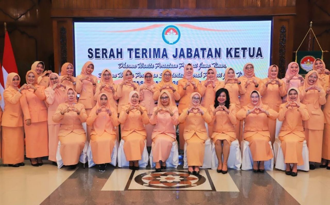 Penyerahan ketua DWP Jatim. (Ist)