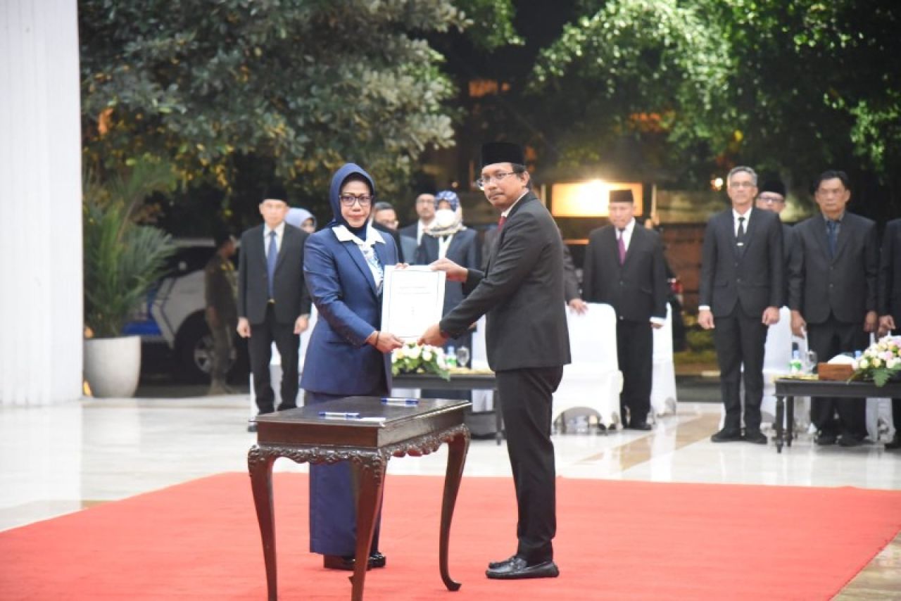 Bupati Sidoarjo Gus Muhdlor menyerahkan nota BAP pengangkatan Fenny sebagai Sekda Sidoarjo. (Ist)