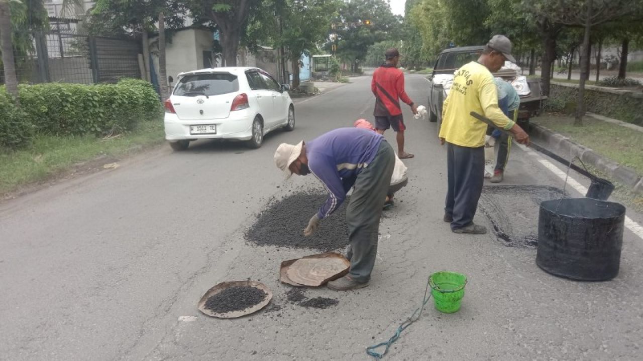 Beberapa ruas jalan yang bolong -bolong dan rusak parah sudah mulai di tembel. (Ist)