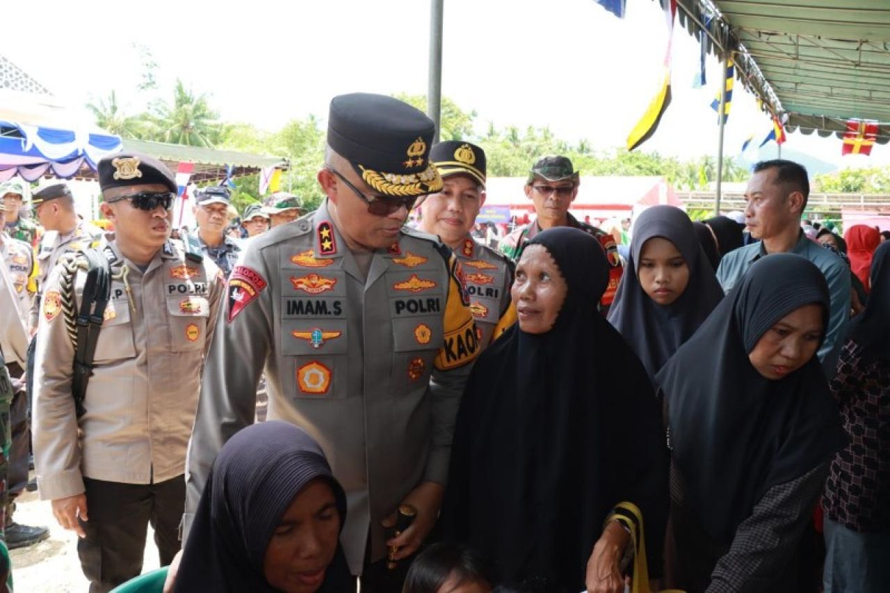 Kapolres Gresik Dampingi Kapolda Jatim Baksos untuk Warga Bawean