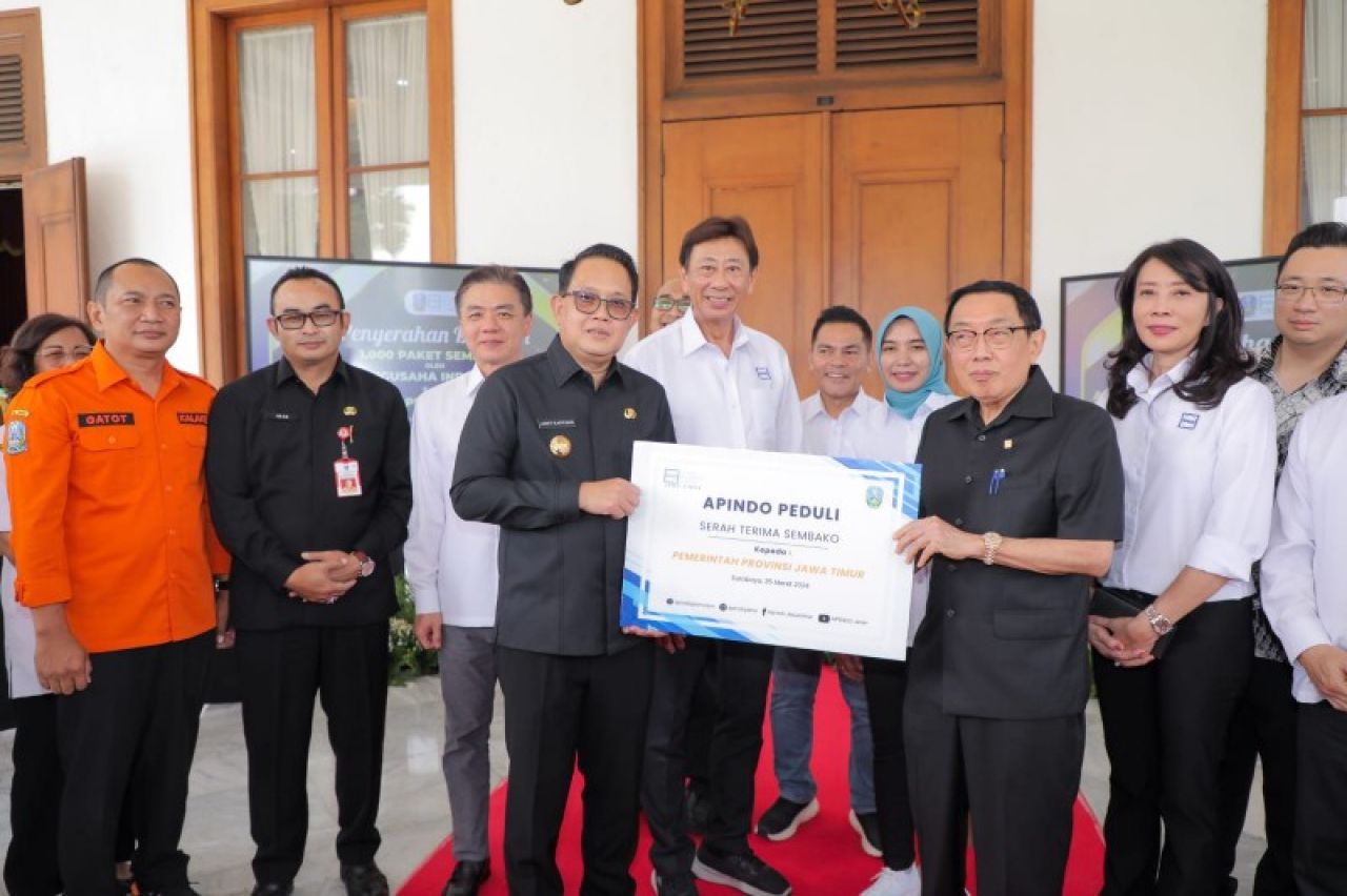 Pj Gubernur Adhy Karyono terima bantuan paket sembako dari Apindo. ( ist)