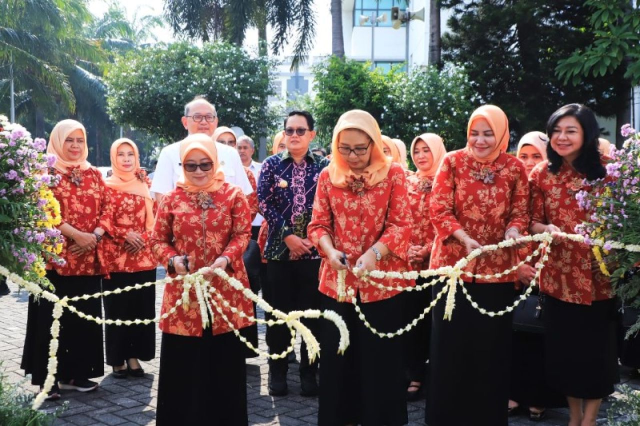 Pembukaan bazar Ramadhan ditandai dengan pemotongan untaian melati. (Ist)