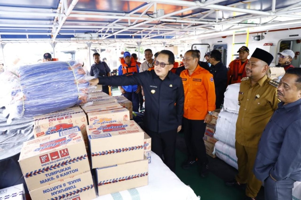 Pj Gubernur Adhy didampingi Kalaksa BPBD Jatim Gatot Subroto mengecek logistik yang akan dikirim ke Pulau Bawean. (Ist)