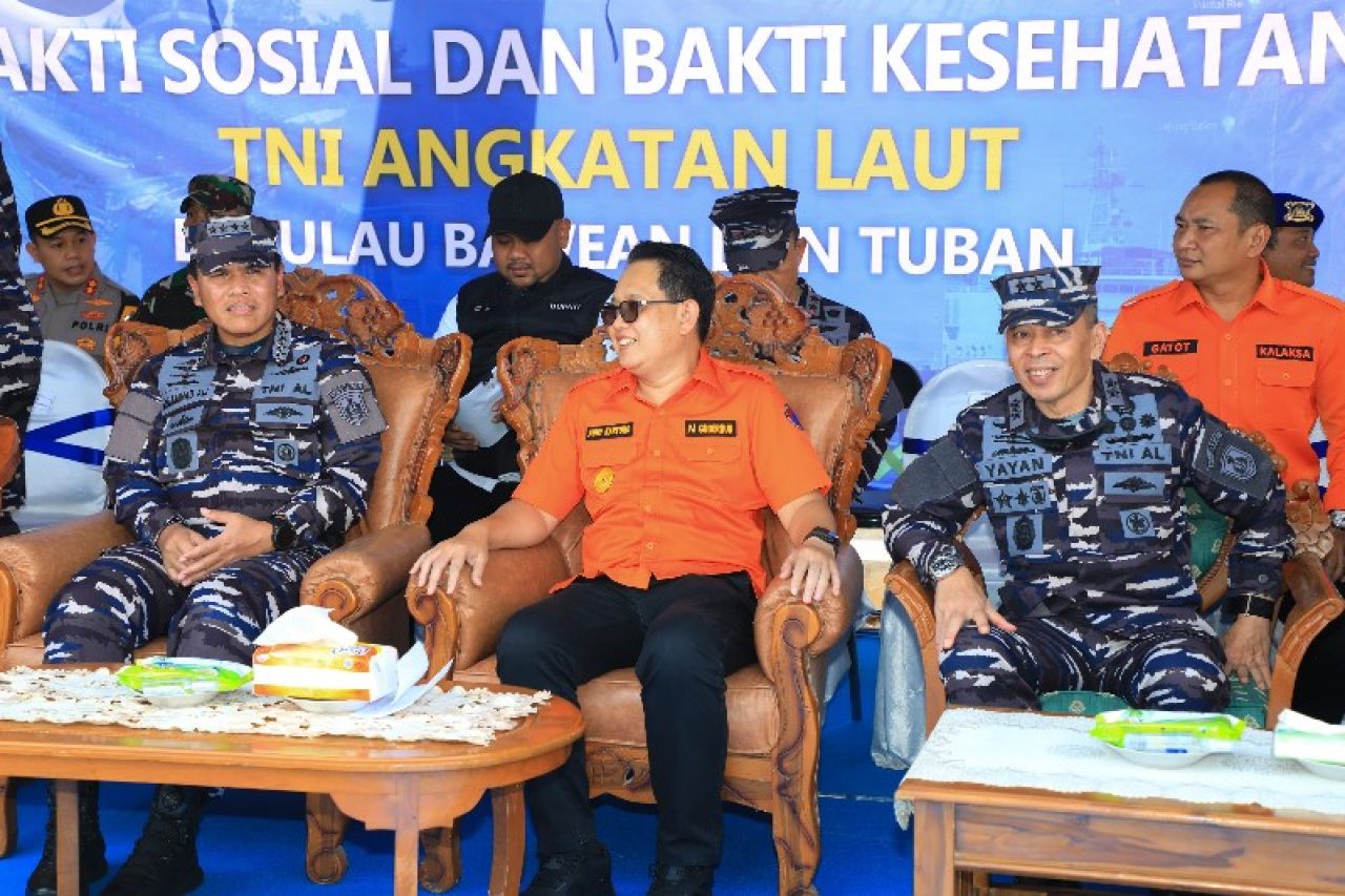 Pj Gubernur Adhy bersama TNI AL saat baksos untuk warga Bawean. (Ist)