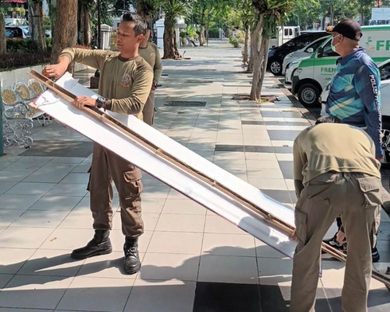 Pemkot Surabaya Tertibkan Reklame Liar, Sasar 119 Pedestrian