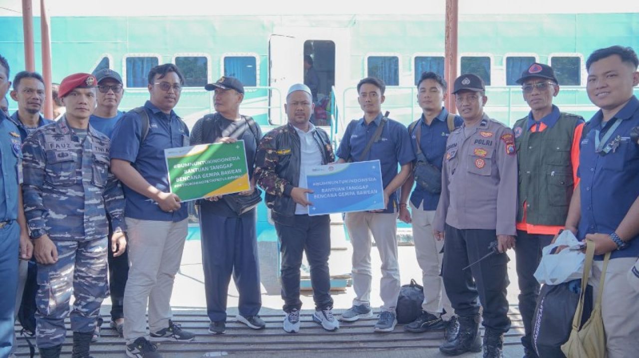 Bupati Gresik Fandi Akhmad Yani serahkan secara simbolis bantuan kepada korban terdampak. (Ist)