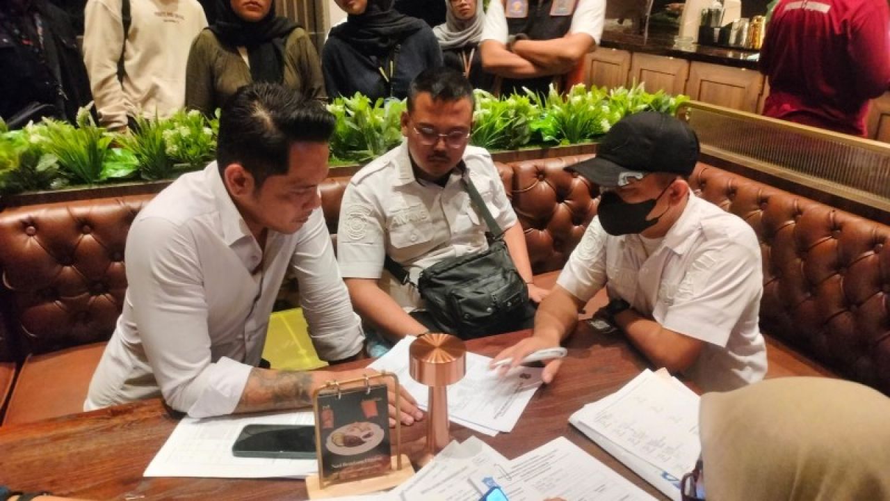 Kasi penindakan pol PP Surabaya Yudhistira membuat BAP kepada pelanggaran perda. (Ist)