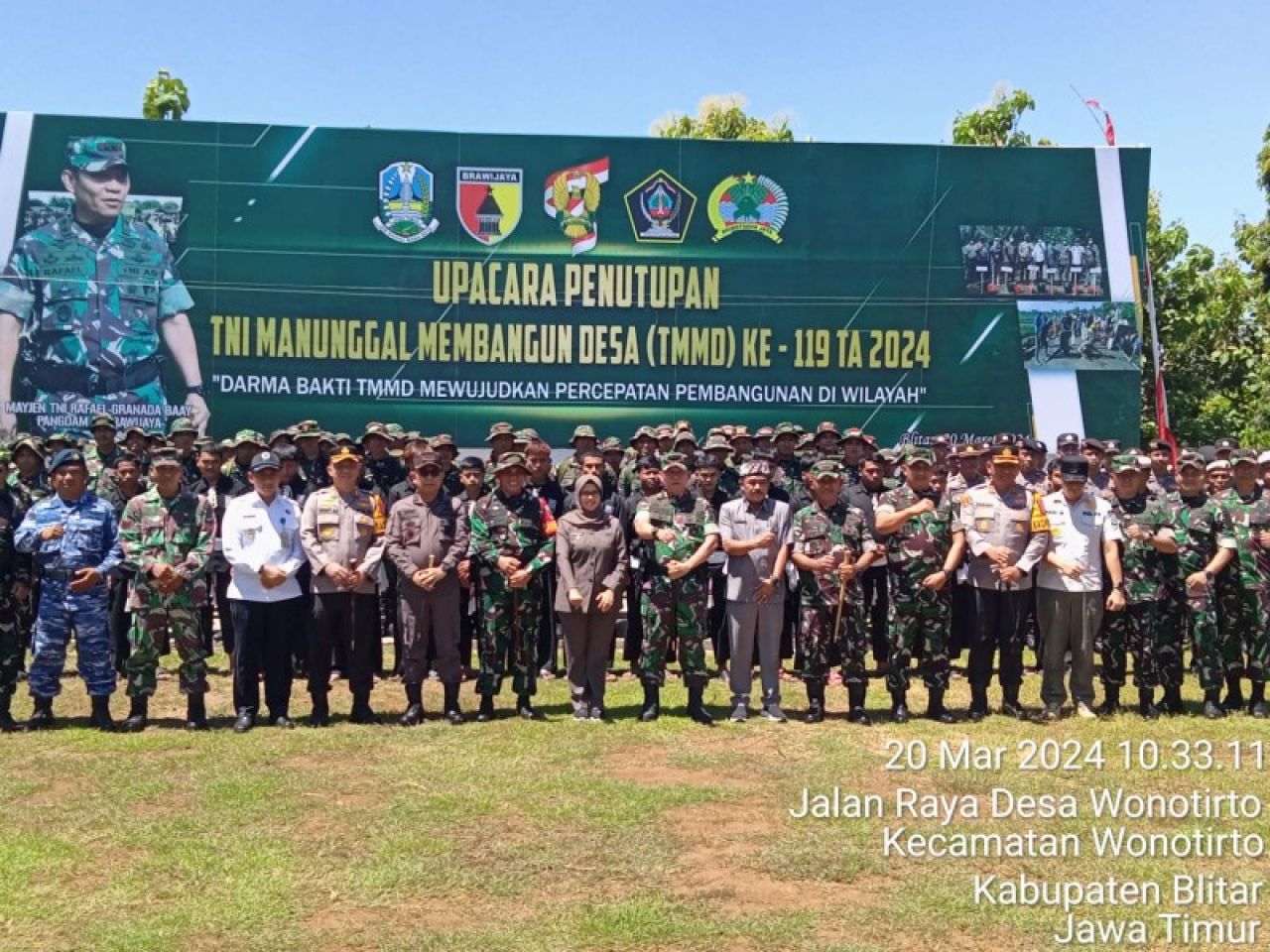 Wakil Ketua DPRD M.Rifa'i foto bersama dengan Pangdam V Brawijaya, Bupati Blitar Rini Syarifah.