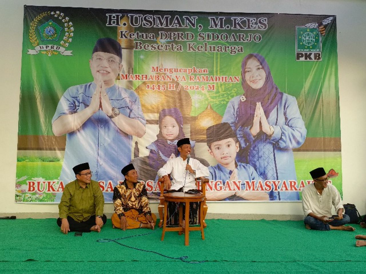 Paling kiri H Usman dan KH Zainal Abidin ketua PCNU Sidoarko mrmberikan tsusyah buka puasa bersama. (foto : Zainul)