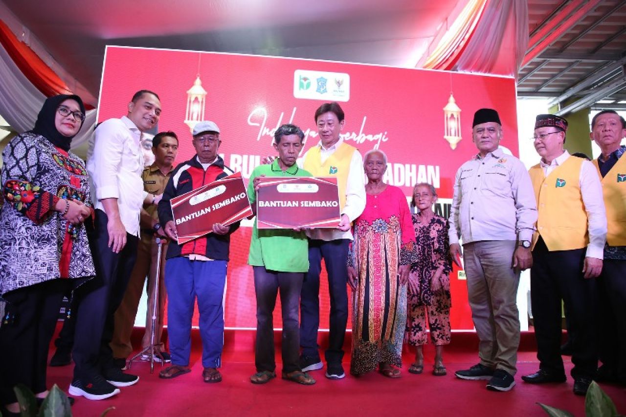 Wali Kota Eri foto bersama usai menyerahkan paket bantuan kepada warga kurang mampu. (Ist)