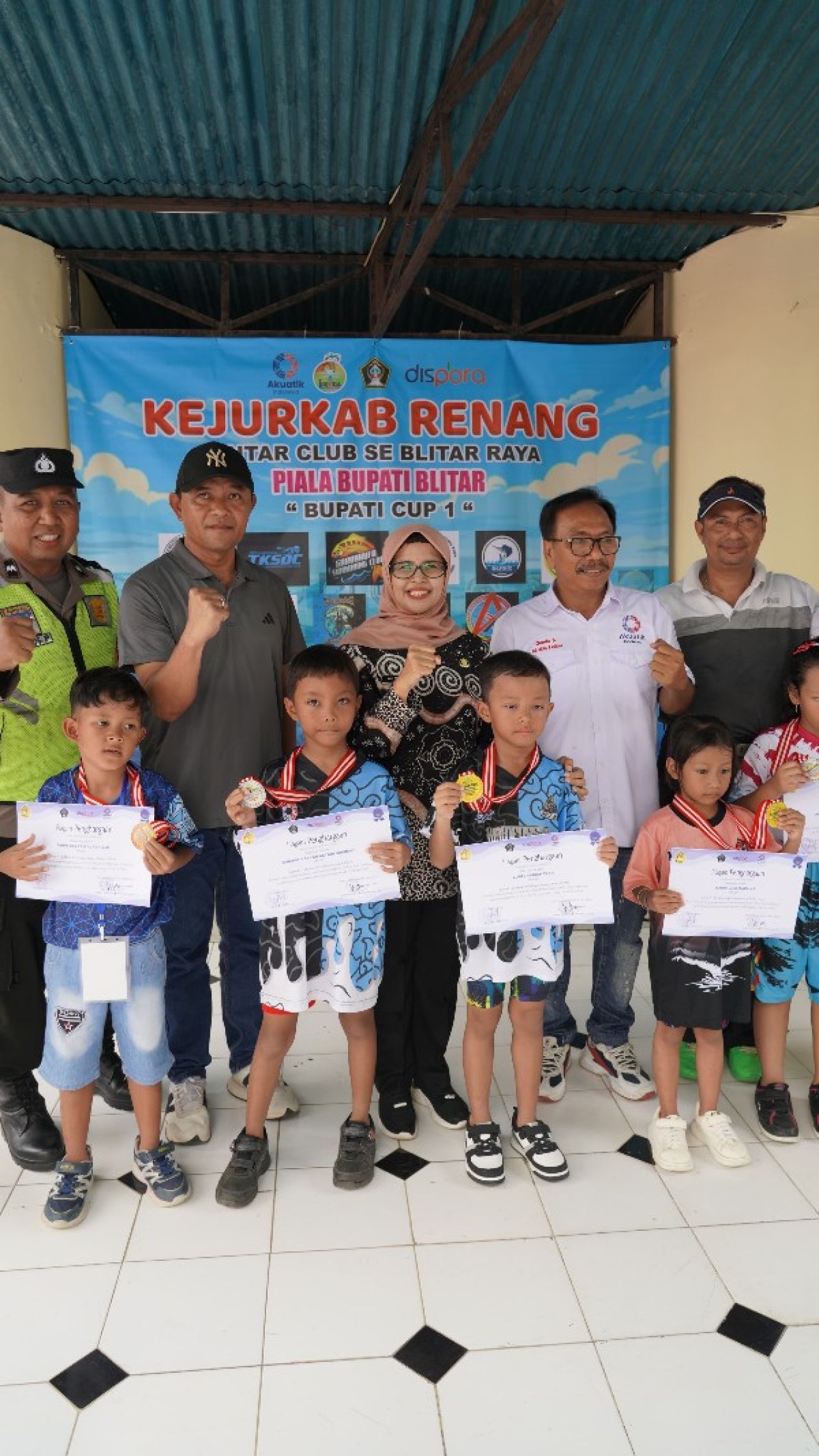 Para pemenang kejuaraan renang piala Bupati Blitar. (Ist)