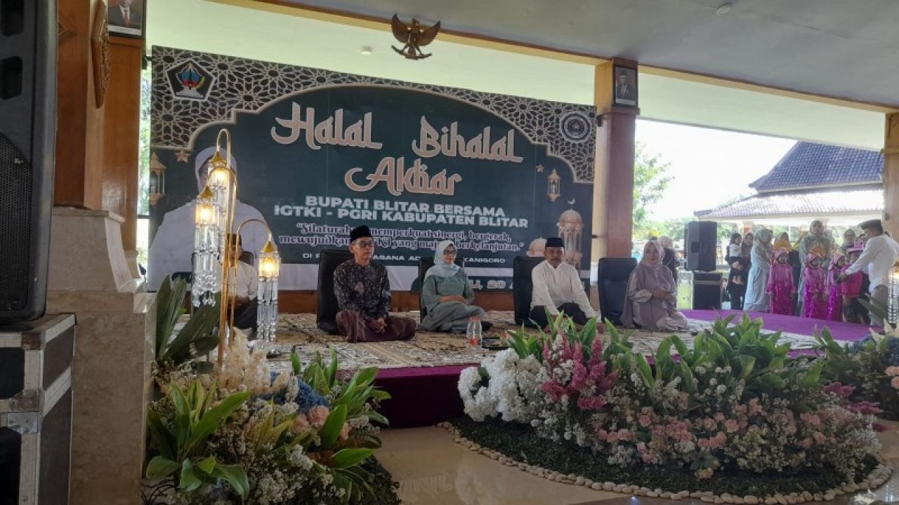 Bupati Blitar Rini Syarifah didampingi Sekdakab, kadis Pendidikan serta OPD dalam acara Halal Bihalal. (Ist)