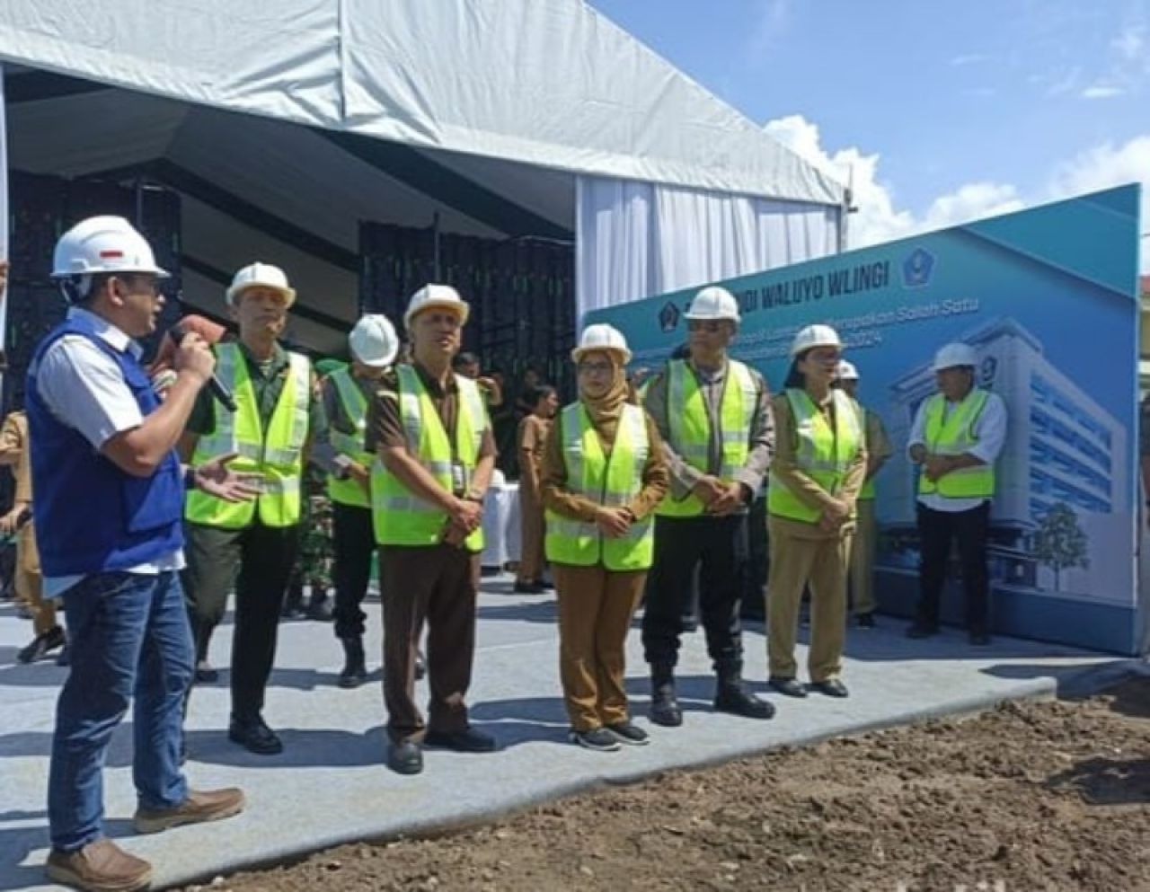 Bupati Blitar Rini Syarifah bersama gorkopinda saat groundbreaking RSUD Ngudi Waluyo Wlingi Kab Blitar. (Ist)
