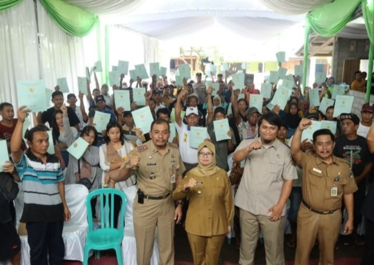 Bupati Blitar Rini Syarifah foto bersama warga sesuai membagikan sertifikat tanah. (Ist)