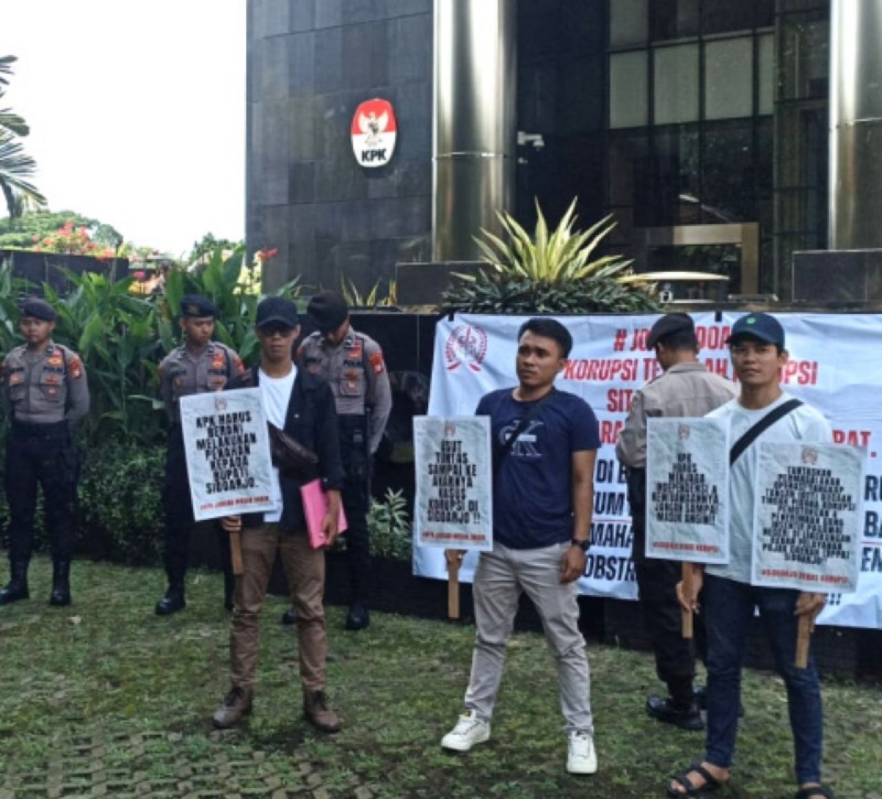 Puluhan aktivis mengatasnamakan Koalisi Masyarakat Sipil Sidoarjo (KMSS) berunjukrasa di depan kantor KPK Jakarta. (Ist)