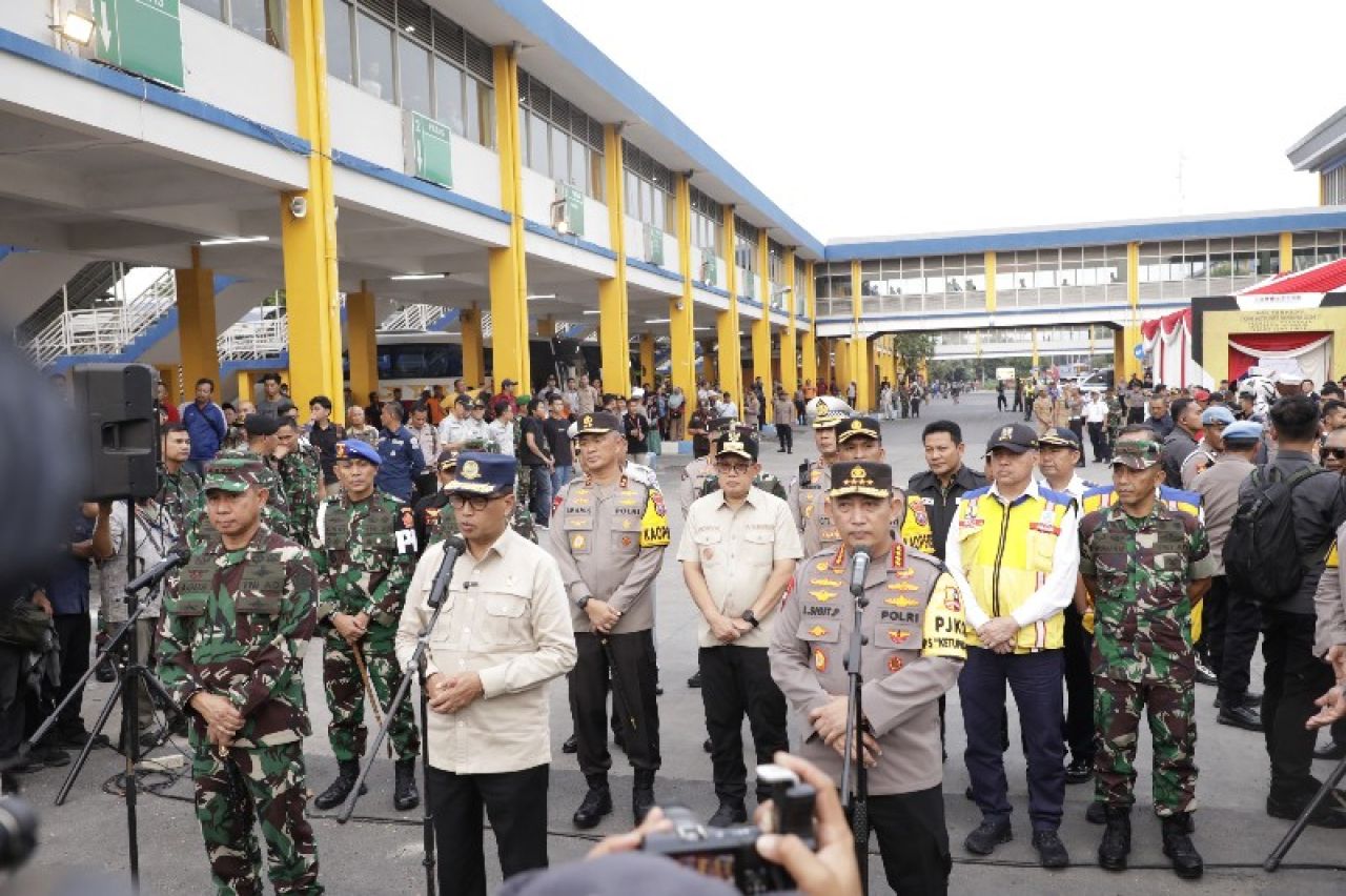 Pj Gubernur Adhy dampingi Nenhub dan Kapolri beri keterangan pers usai meninjau terminal Purabaya. (Ist)