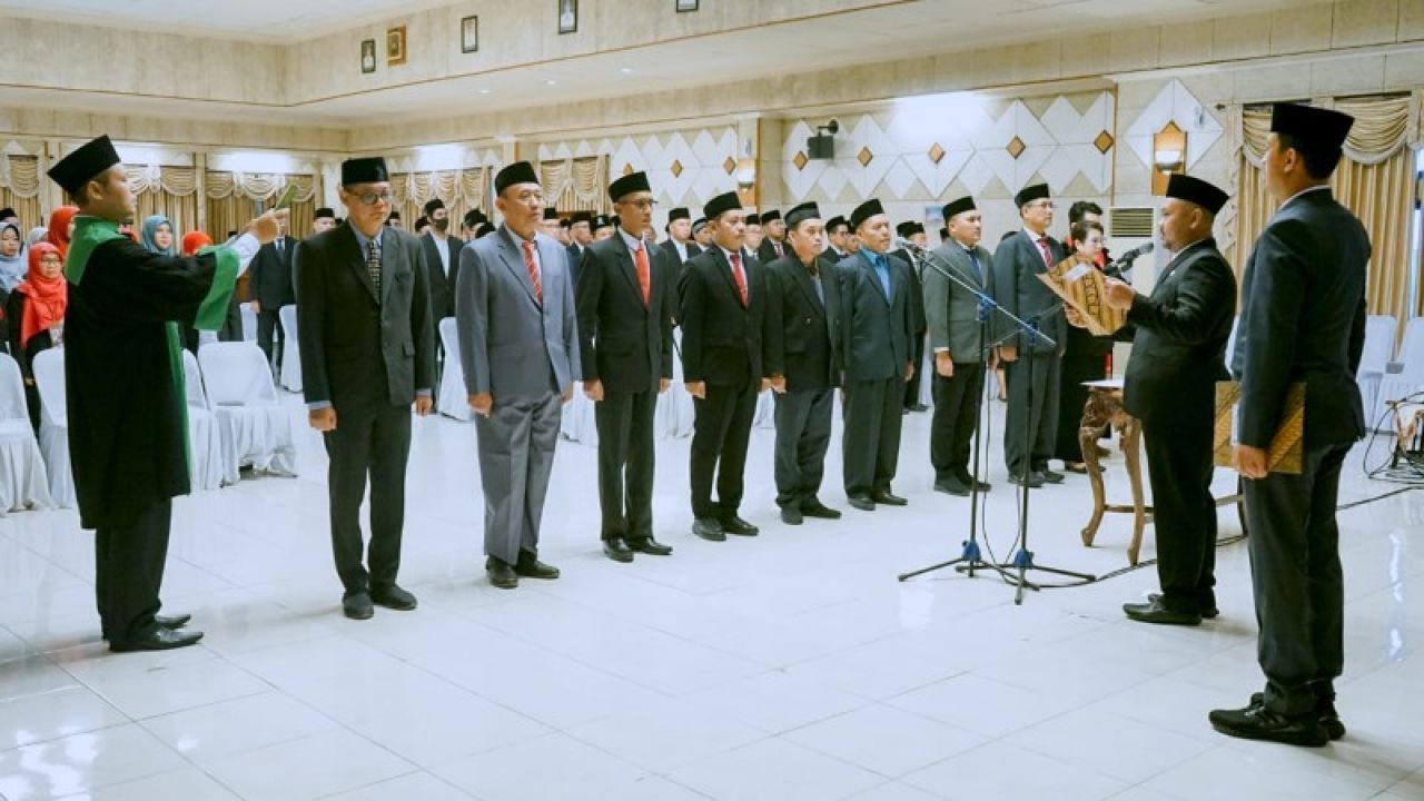 Bupati Gresik Gus Yani saat melantik pejabat pada 22 Maret yang dinilai menabrak aturan Kemendagri. (Ist)