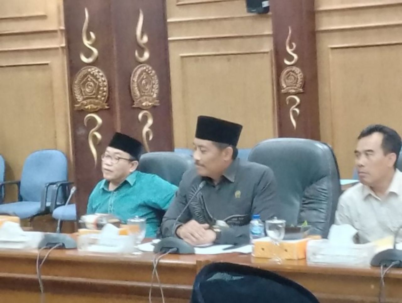 Ketua komisi A Dhamroni bersama Ketua DPRD Sidoarjo Usman saat hadiri dengar pendapat (hearing) dengan Sekda. (Ist)