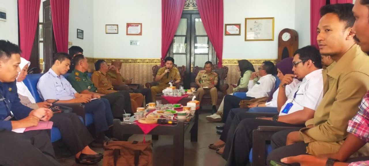 Mediasi Muspika Kecamatan Lawang Kab Malang serta Dinas DLH dan Perusahaan yang Terindikasi membuang Limbah ke Aliran sungai Kali Welang. (Ist)