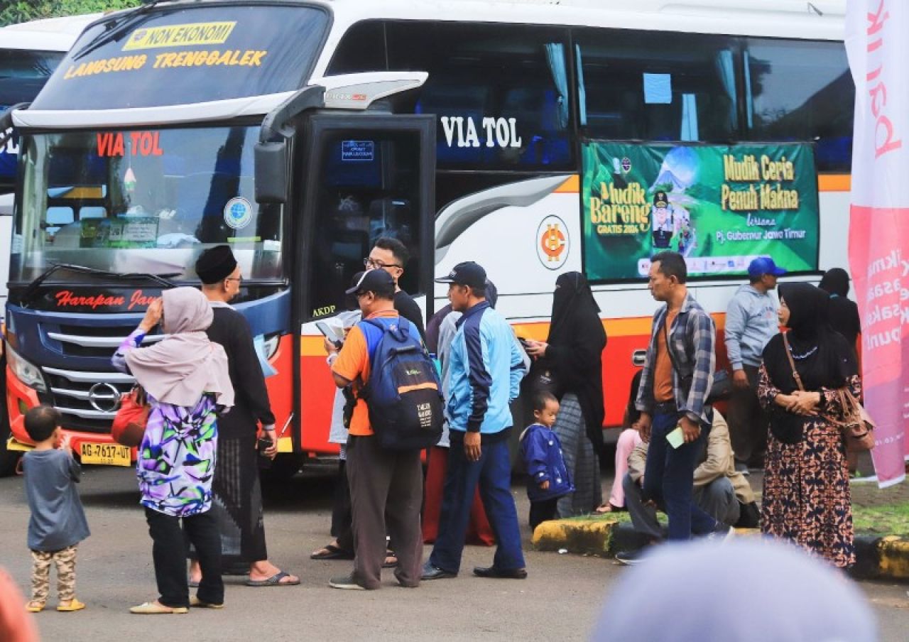Para pemudik gratis mulai mengantri masuk bus dengan berbagai tujuan. (Ist)