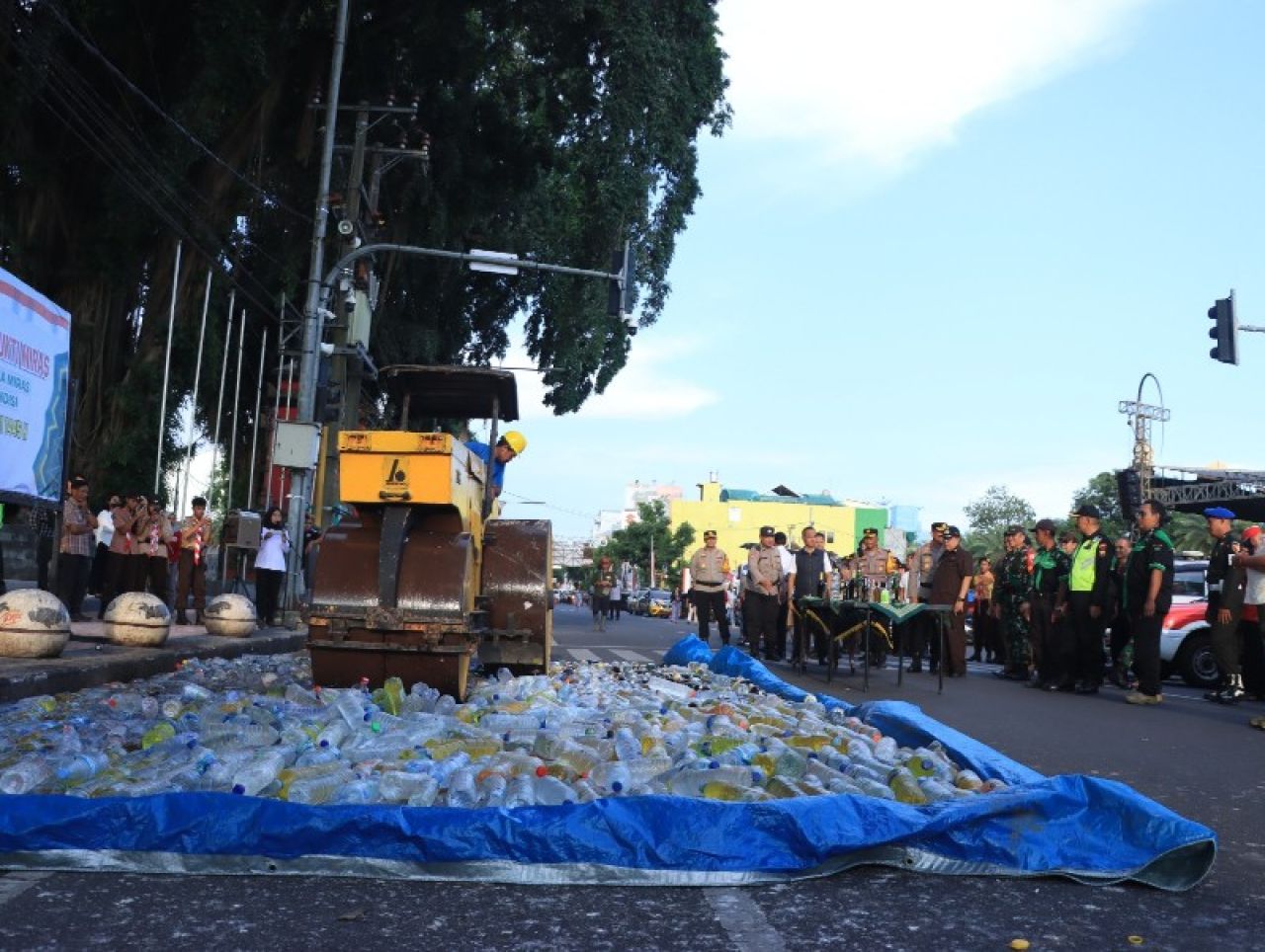 Polres Blitar Kota musnahkan BB ribuan botol miras dengan alat berat. (Ist)
