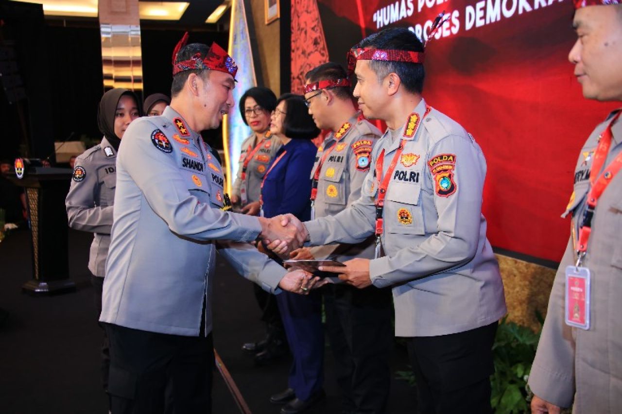 Kadiv Humas Polri menyerahkan penghargaan kepada 7 orang anggota terbaik di jajaran humas. (Ist)