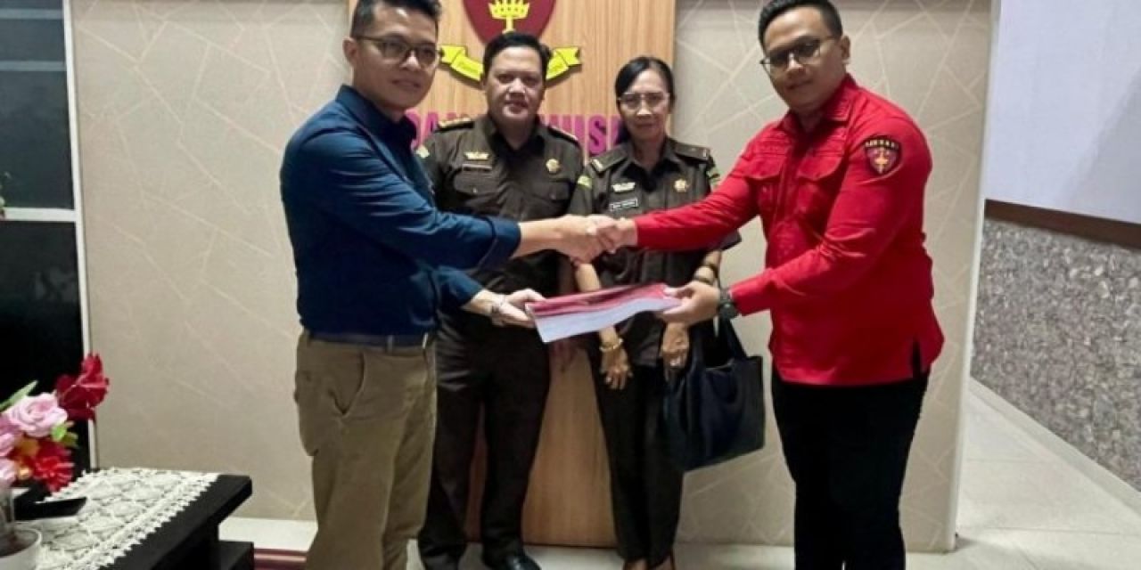 Paduanta Hutahayan PPNS Kanwil DJP Jawa Timur II menyerahkan berkas dan tersangka yang diterima oleh I Putu Kisnu Gupta, SH. Kasubsie Penuntutan Pidana Khusus Kejaksaan Negeri Sidoarjo didampingi jaksa dari Kejaksaan Tinggi Jawa Timur. (Ist)